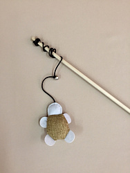 Дразнилка для кошек ЭКО Черепаха на резинке, дерево