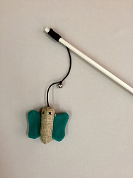 Дразнилка для кошек ЭКО Мотылек на резинке, дерево